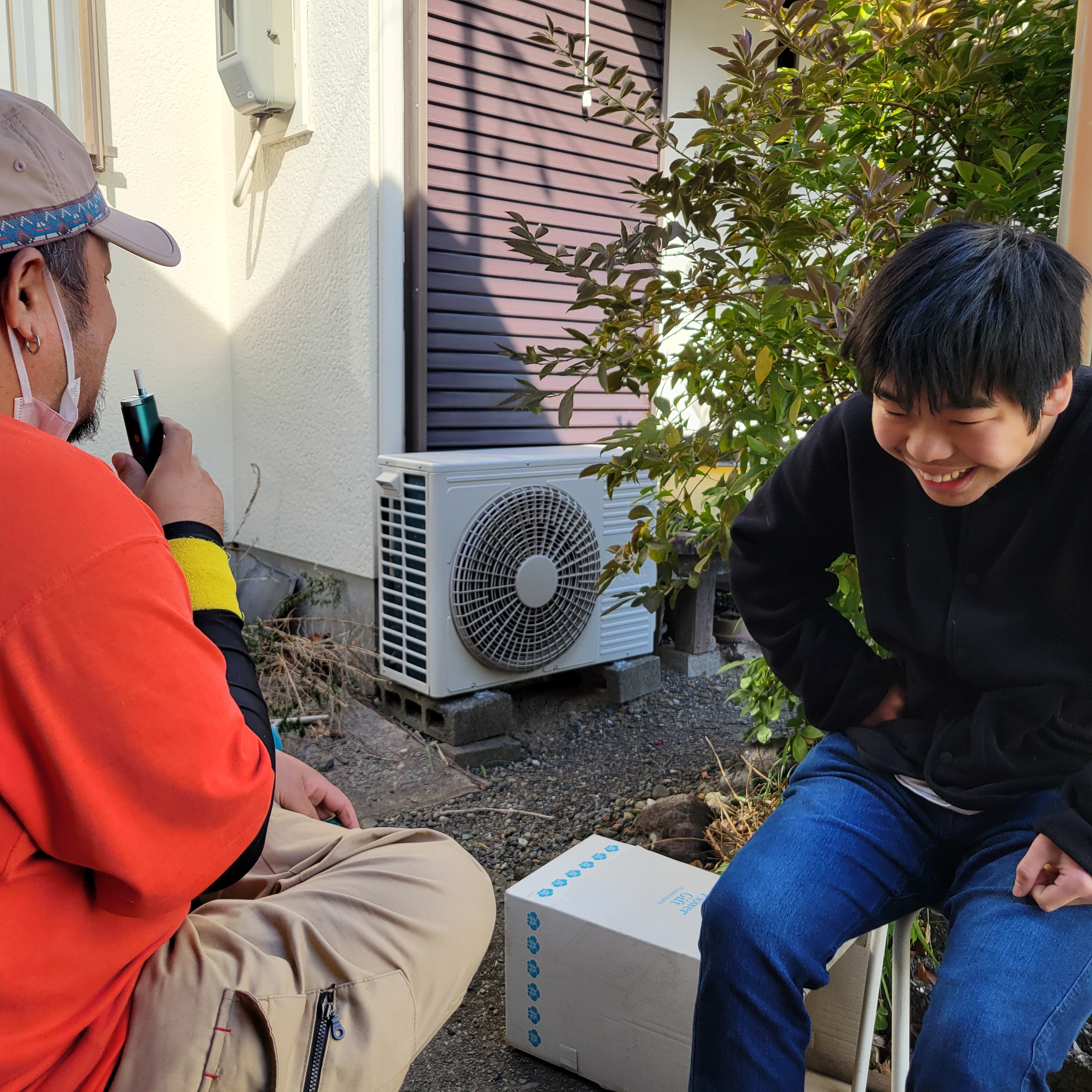 仲間と過ごす温かな雰囲気
