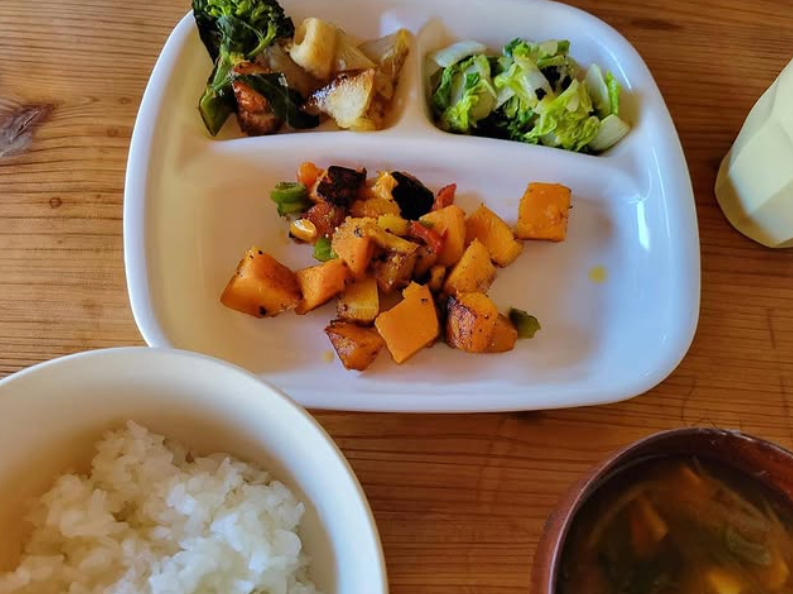 食事と会話を楽しむ、くつろぎの時間